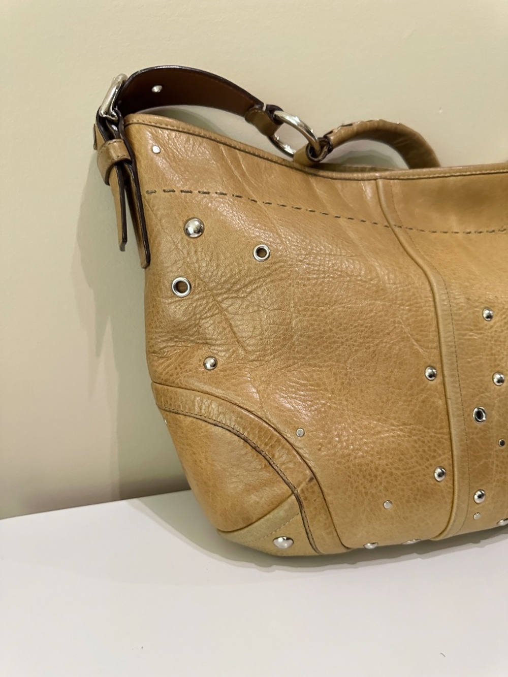Vintage Coach Soho Studded Demi Hobo HandBag Camel Brown Leather F10932 Y2K - Picture 4 of 16
